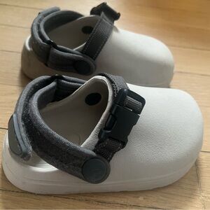 Zara | White Clay Colored Clogs with Gray Strap (Toddler 23)
